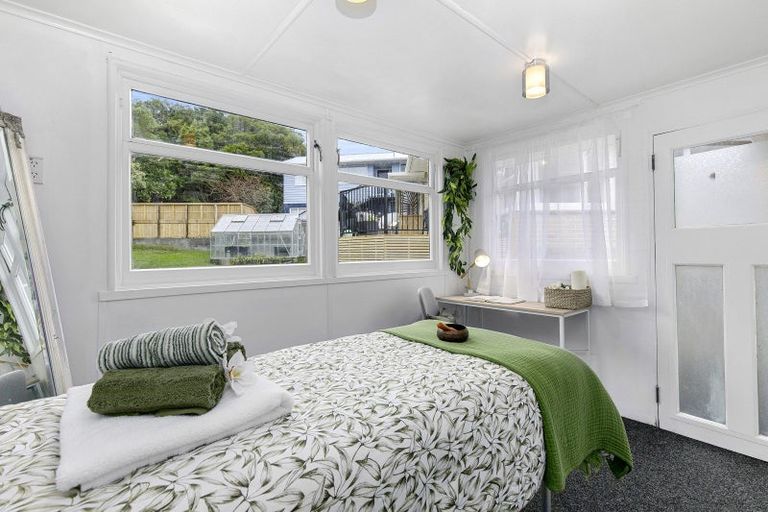 Photo of property in 2 Bella Grove, Naenae, Lower Hutt, 5011