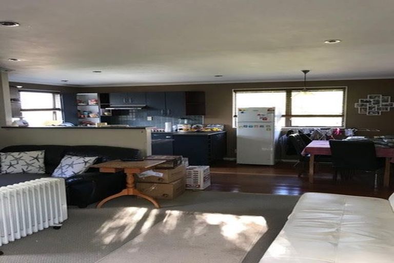 Photo of property in 2/4 Elizabeth Drive, West Harbour, Auckland, 0618