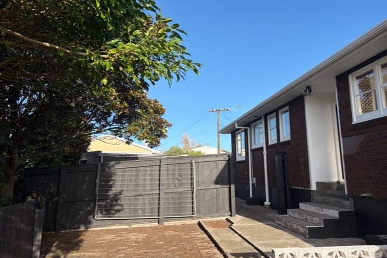 Photo of property in 44 Discovery Place, Marfell, New Plymouth, 4310