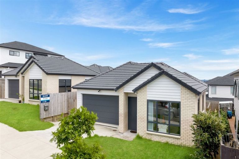 Photo of property in 83 Drumbuoy Drive, Flat Bush, Auckland, 2019