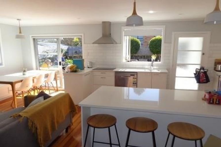 Photo of property in 18 Enderby Drive, Te Atatu Peninsula, Auckland, 0610