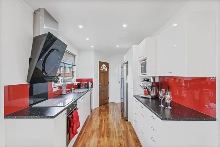 Photo of property in 54a Walworth Avenue, Pakuranga Heights, Auckland, 2010