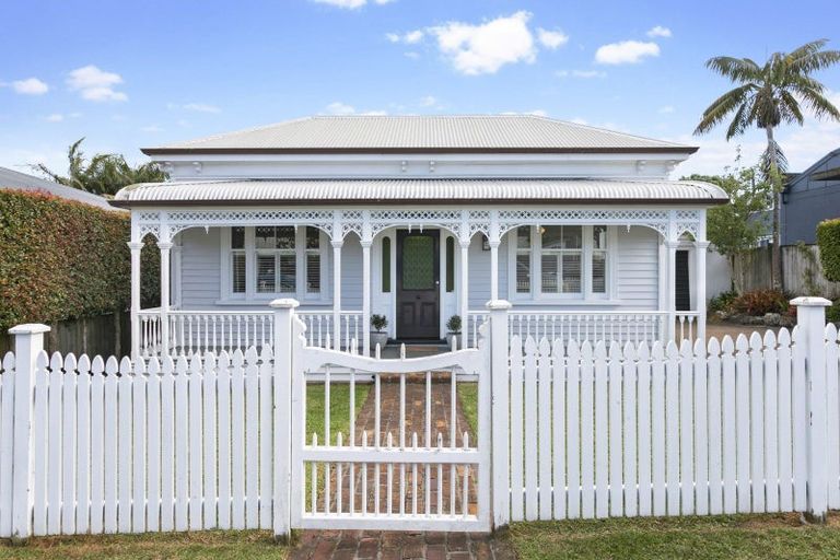 Photo of property in 2 Kawerau Avenue, Devonport, Auckland, 0624