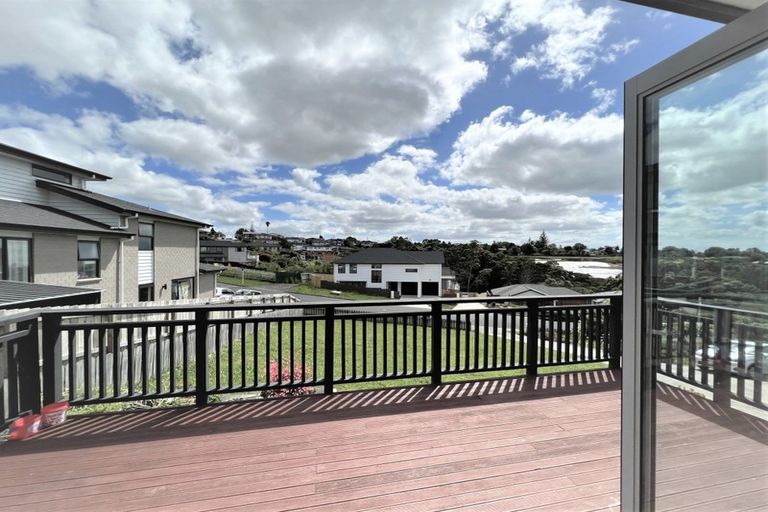 Photo of property in 27 Mantra Road, Massey, Auckland, 0614