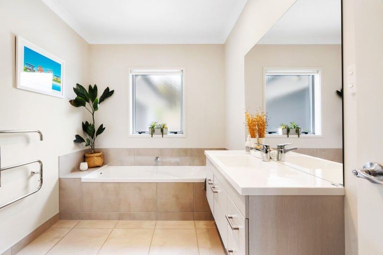 Photo of property in 92 Eskridge Drive, Eskdale, Napier, 4182