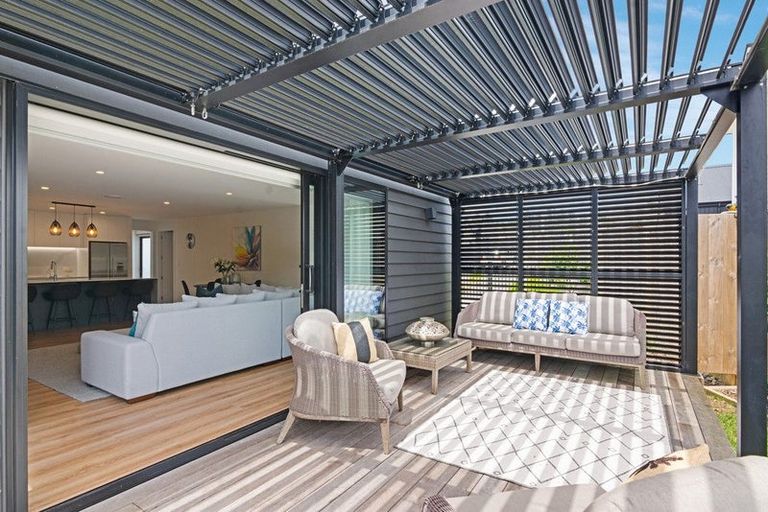 Photo of property in 9 Koiora Lane, Long Bay, Auckland, 0630