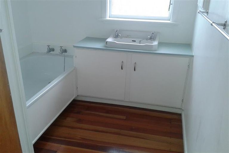 Photo of property in 5 Trafalgar Street, Westown, New Plymouth, 4310