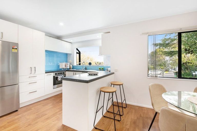 Photo of property in 2/14 Valecrest Place, Bayview, Auckland, 0629