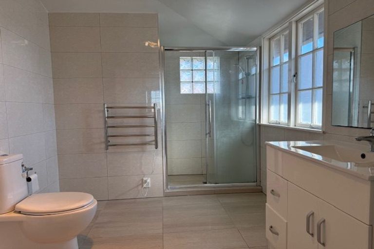 Photo of property in 115 Pupuke Road, Northcote, Auckland, 0627