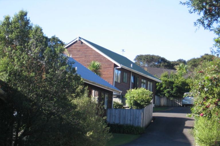 Photo of property in 2/85 Kaurilands Road, Titirangi, Auckland, 0604