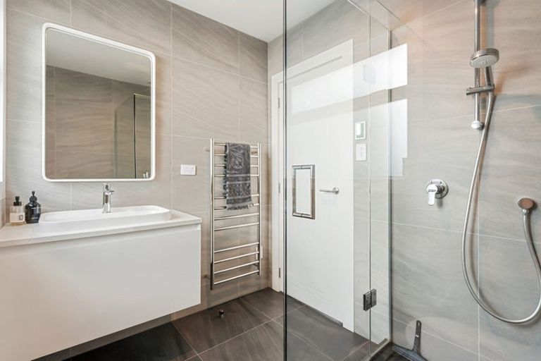 Photo of property in 21 Heath Avenue, Northcote, Auckland, 0627