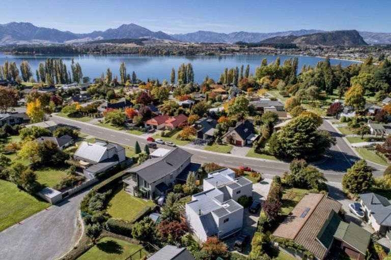 Photo of property in 33 Sargood Drive, Wanaka, 9305