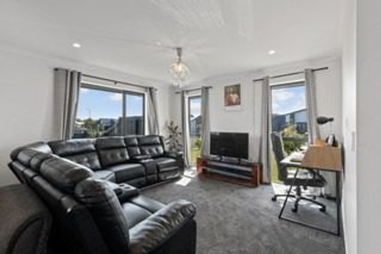 Photo of property in 32 Selfe Crescent, Burwood, Christchurch, 8083