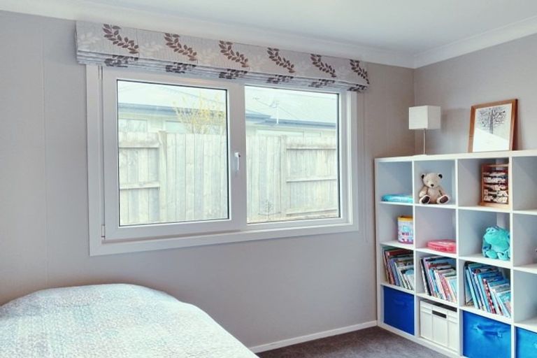 Photo of property in 18 Monaco Grove, Fitzherbert, Palmerston North, 4410