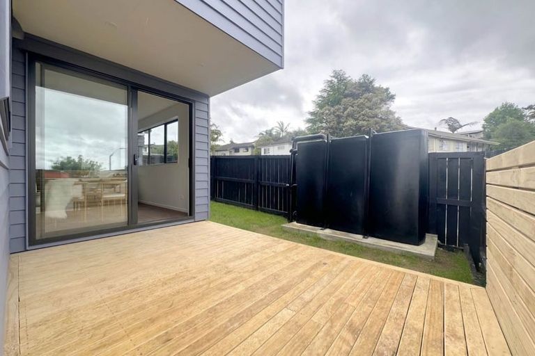 Photo of property in 6 Landsdale Place, Massey, Auckland, 0614