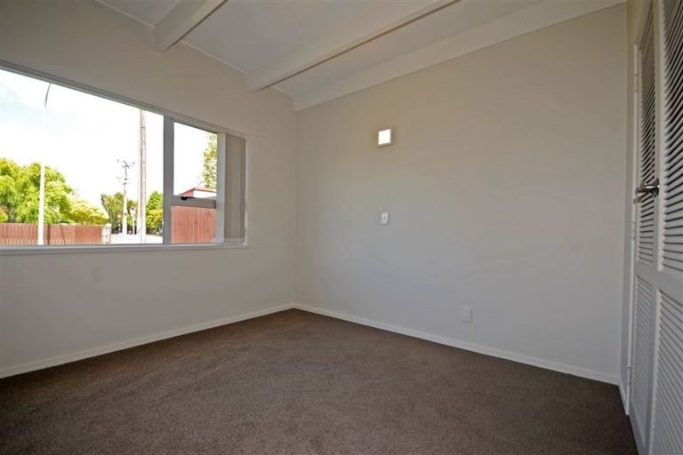 Photo of property in 2 Edwards Avenue, Henderson, Auckland, 0610