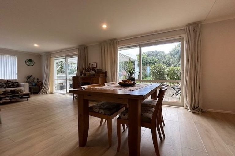 Photo of property in 24 Laly Haddon Place, Matakana, 0985