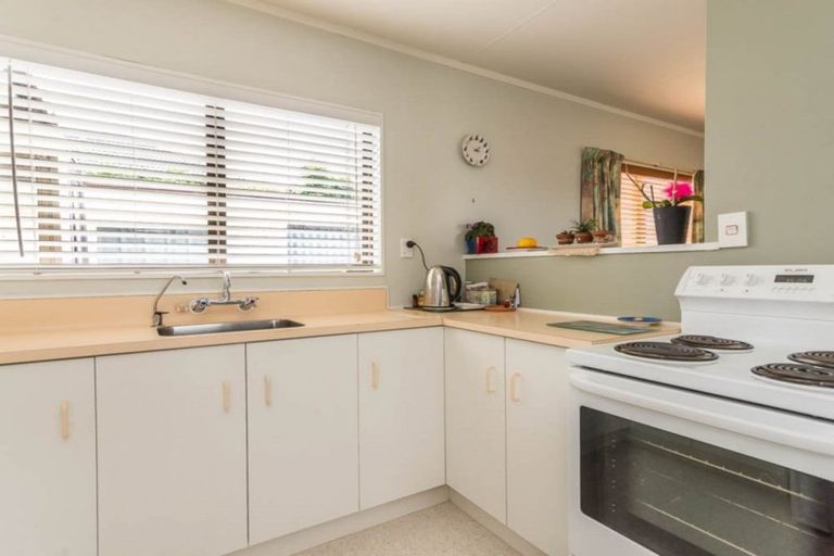 Photo of property in 28 Neil Avenue, Te Atatu Peninsula, Auckland, 0610