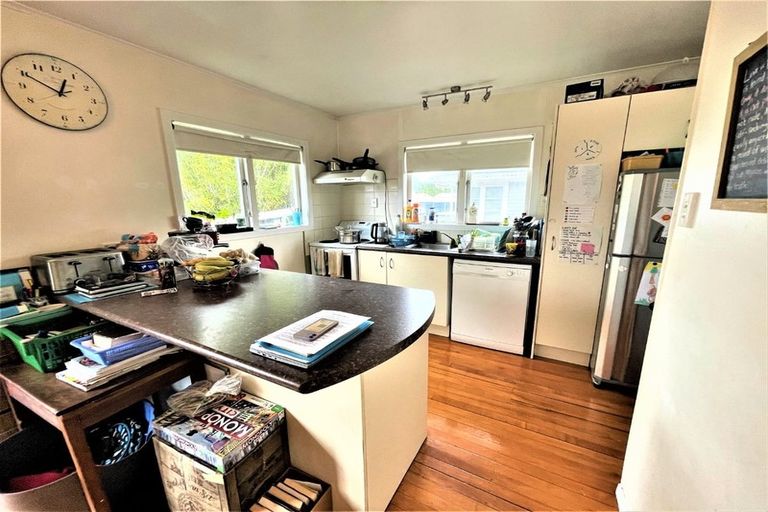 Photo of property in 27 Kervil Avenue, Te Atatu Peninsula, Auckland, 0610