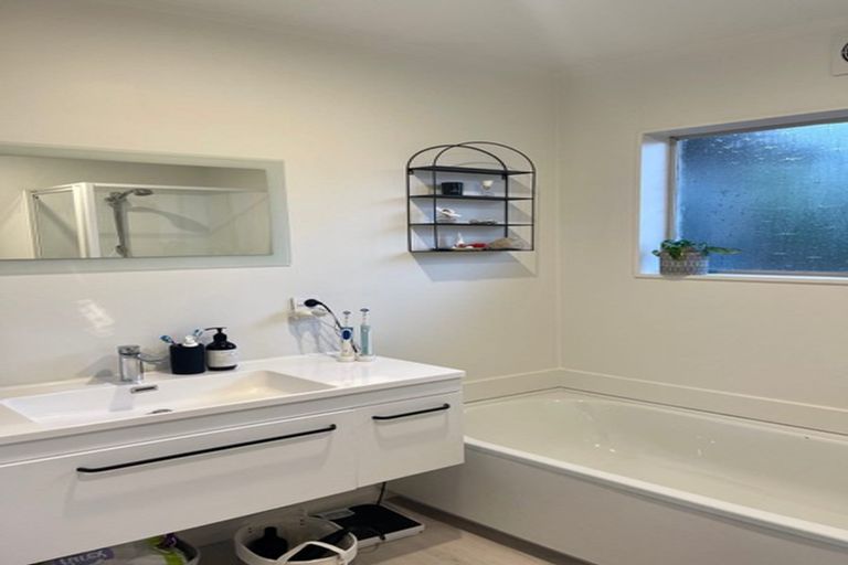 Photo of property in 2/2 Northwick Place, Hillcrest, Auckland, 0627