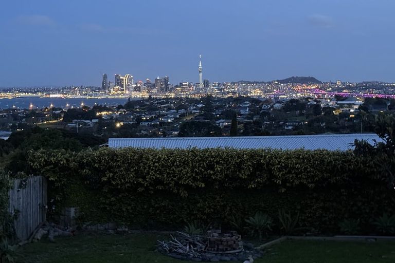 Photo of property in 115 Pupuke Road, Northcote, Auckland, 0627