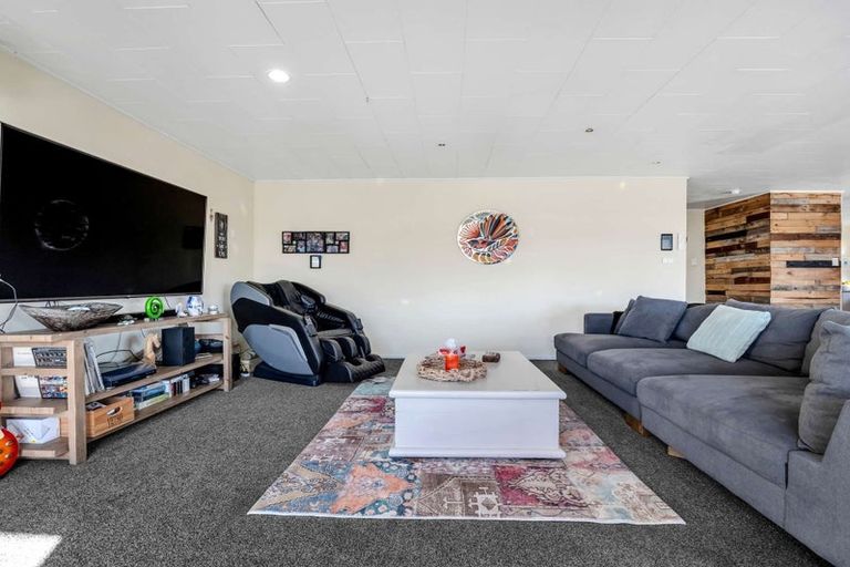 Photo of property in 37 Kawaha Point Road, Fairy Springs, Rotorua, 3015