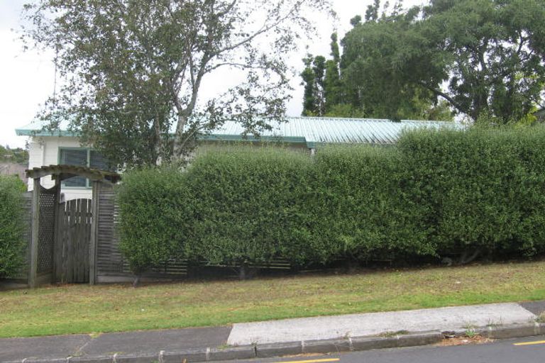 Photo of property in 1/2 Sunhaven Avenue, Glenfield, Auckland, 0629