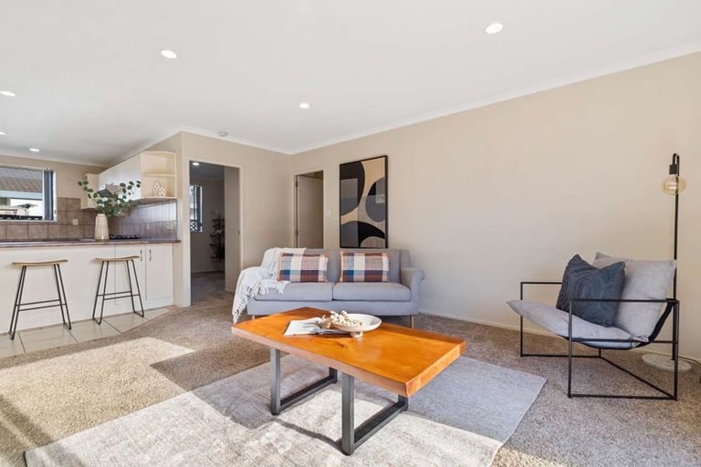 Photo of property in 14 Magnolia Drive, Waiuku, 2123