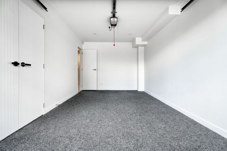 Photo of property in 19 Taipahitini Road, Rosehill, 2113
