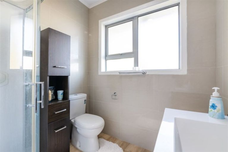 Photo of property in 8a Gloria Avenue, Te Atatu Peninsula, Auckland, 0610