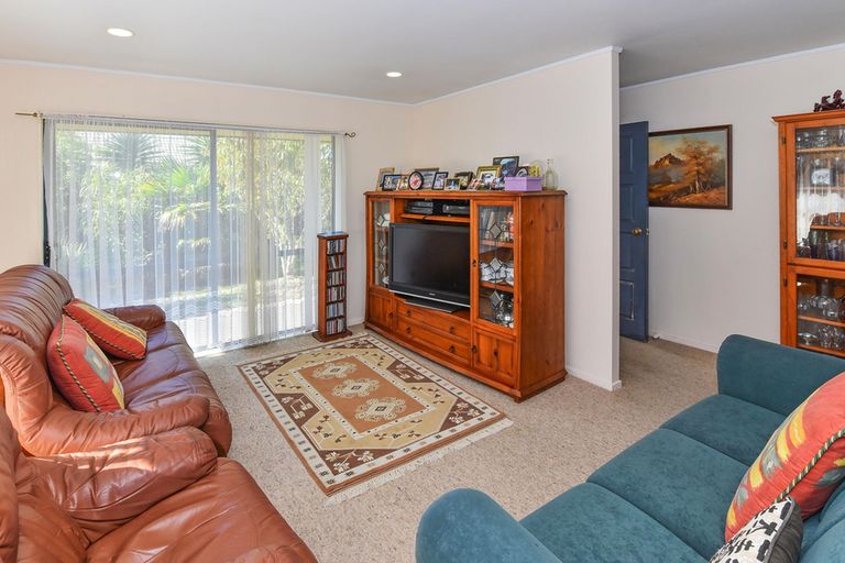 Photo of property in 18 Frank Bunce Grove, Flat Bush, Auckland, 2019