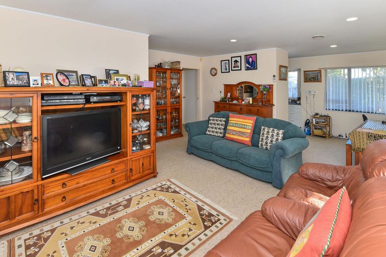 Photo of property in 18 Frank Bunce Grove, Flat Bush, Auckland, 2019