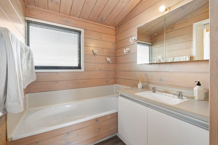 Photo of property in 12 Matakatia Parade, Matakatia, Whangaparaoa, 0930