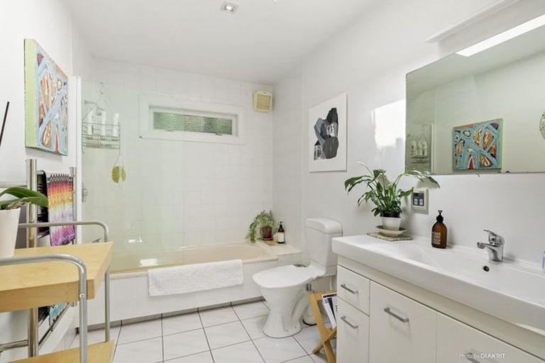 Photo of property in 21 Lower Watt Street, Wadestown, Wellington, 6012