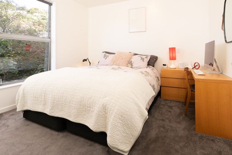 Photo of property in 28 Tiketike Way, Brooklyn, Wellington, 6021