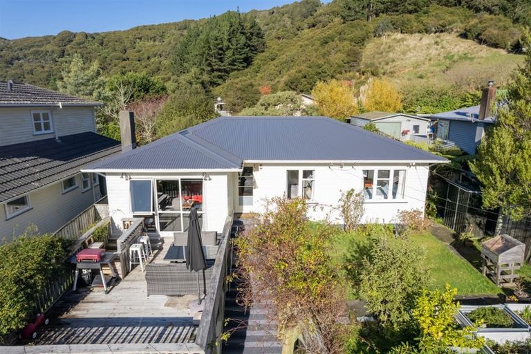 Photo of property in 27 Gardiner Grove, Wainuiomata, Lower Hutt, 5014