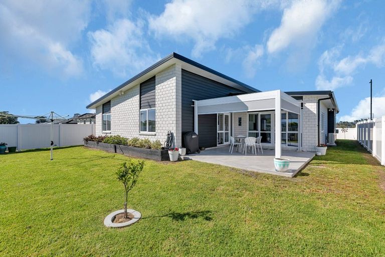 Photo of property in 41 Kaurinui Crescent, One Tree Point, 0118