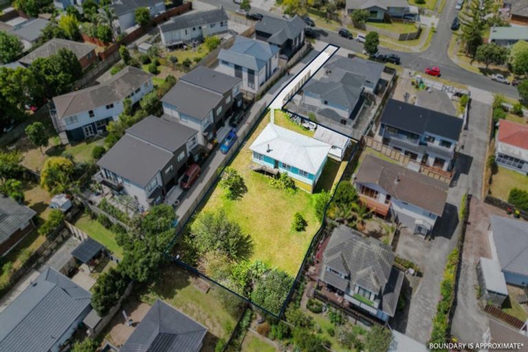 Photo of property in 17 Minaret Drive, Bucklands Beach, Auckland, 2014