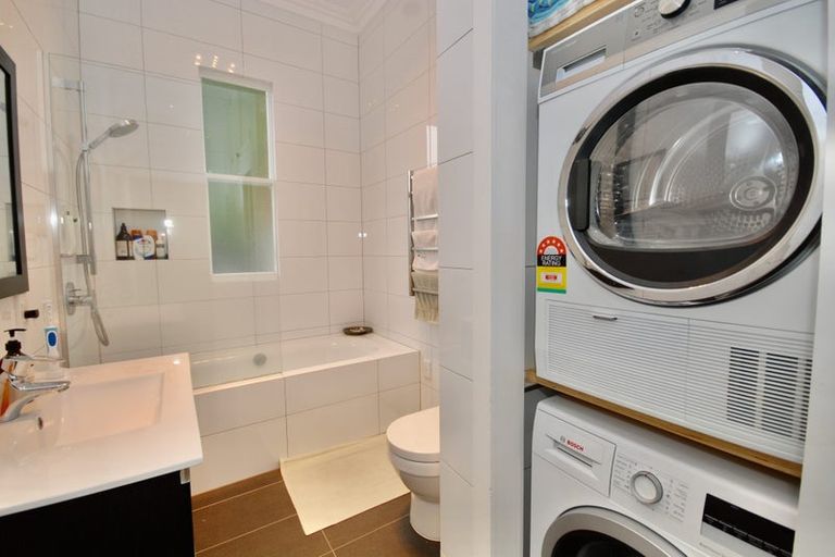 Photo of property in 20 Sulphur Beach Road, Northcote Point, Auckland, 0627