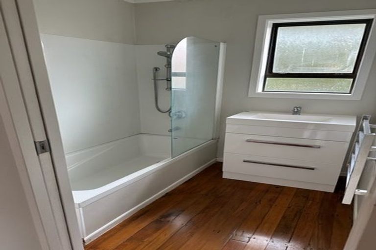 Photo of property in 5 Edgerton Road, Te Atatu Peninsula, Auckland, 0610