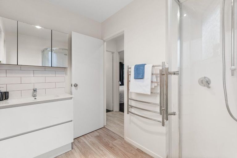 Photo of property in 15 Vina Place, Massey, Auckland, 0614