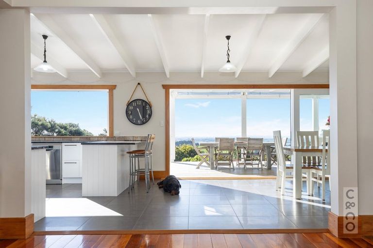 Photo of property in 10 Kaipara View Road, Helensville, 0875
