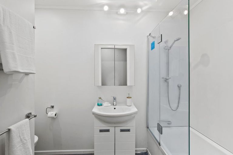 Photo of property in 25 Montana Place, Merrilands, New Plymouth, 4312