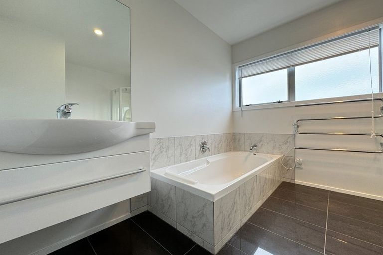 Photo of property in 61 Tamworth Crescent, Newlands, Wellington, 6037