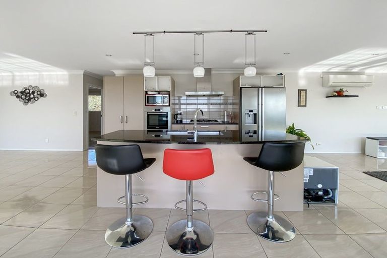 Photo of property in 89 Lake Panorama Drive, Henderson Valley, Auckland, 0612