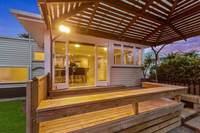 Photo of property in 29 Hill Crescent, New Lynn, Auckland, 0600