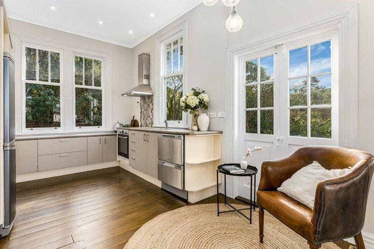 Photo of property in 2 Castlemaine Close, Karori, Wellington, 6012