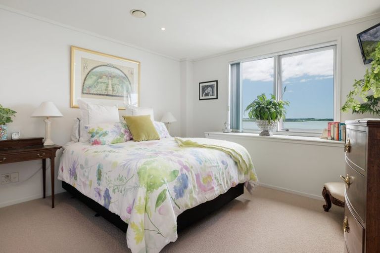 Photo of property in 72 Devonport Road, Tauranga, 3110