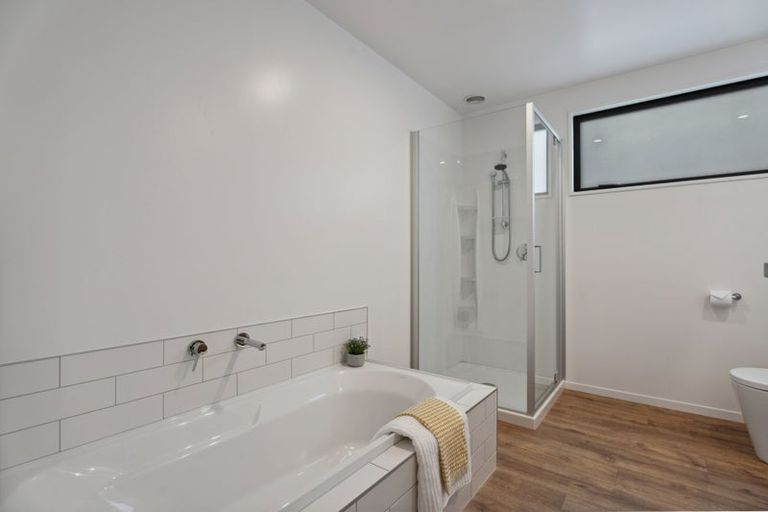 Photo of property in 5 Matakanui Lane, Wanaka, 9305