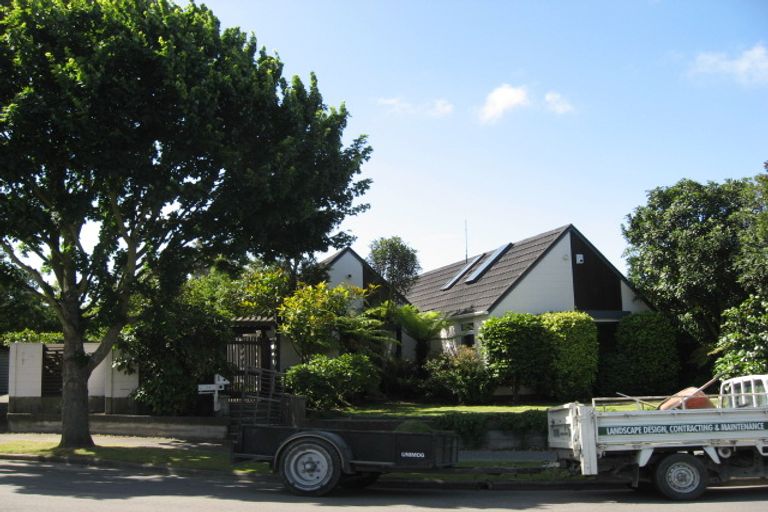 Photo of property in 14 Lombard Place, Avonhead, Christchurch, 8042